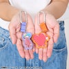 【おさるのジョージ】カラビナ付きアクリルキーホルダー（帽子/PU）　バッグチャーム　キーホルダー